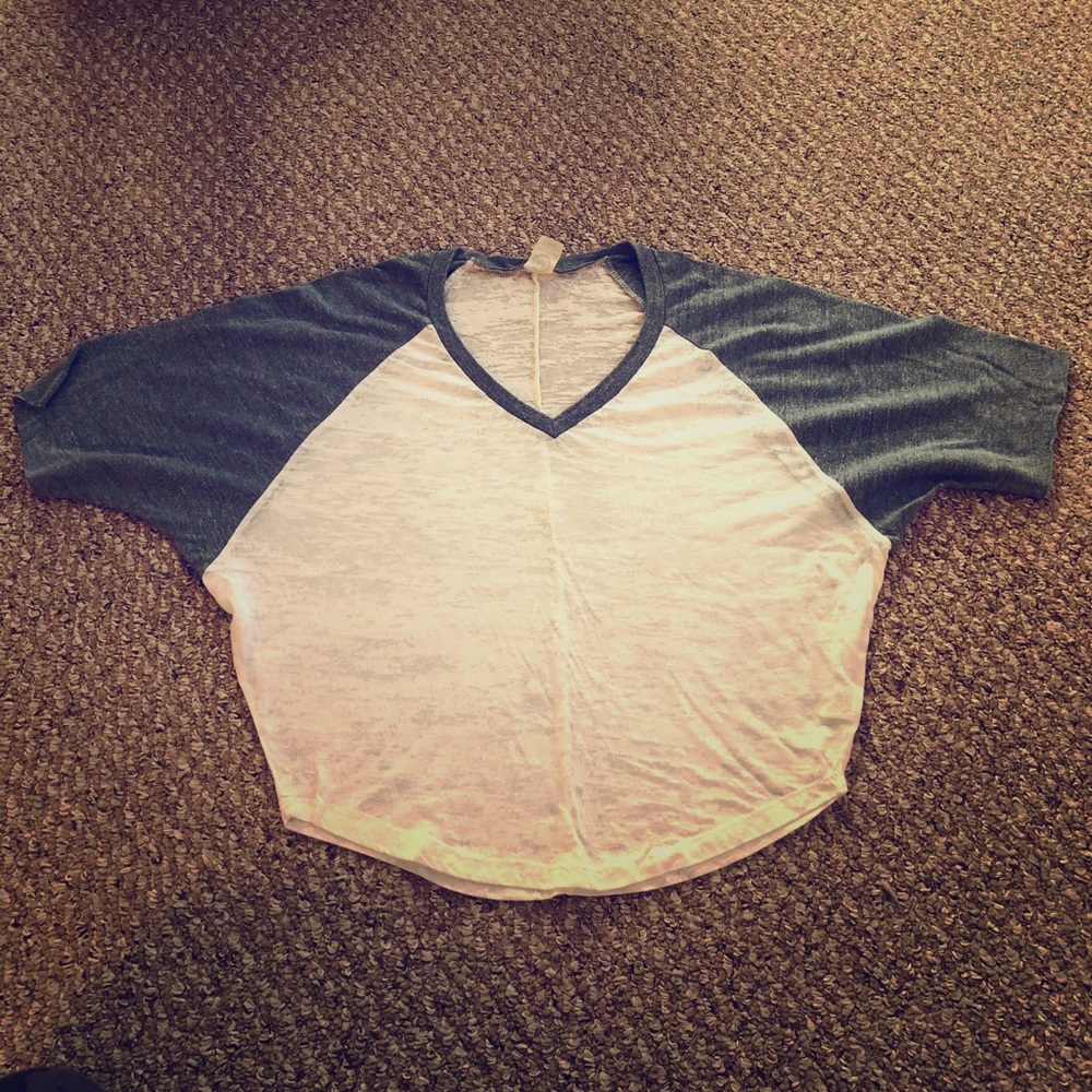 Slightly Cropped V-Neck by Metropark Size: XS